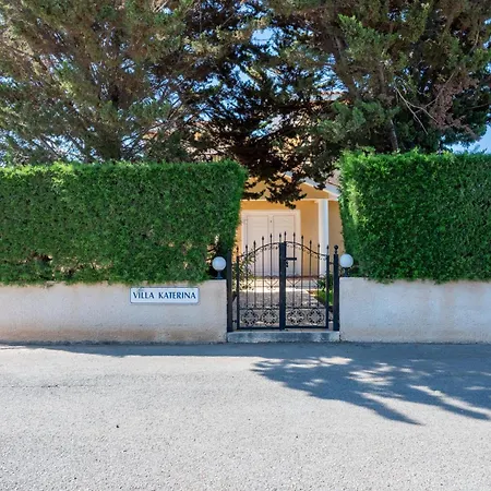 Katerina, Private Pool, Garden & 3 Ensuite Bedrooms * Pégeia