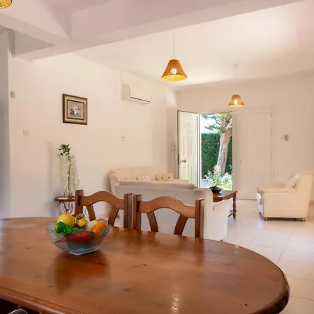 Katerina, Private Pool, Garden & 3 Ensuite Bedrooms