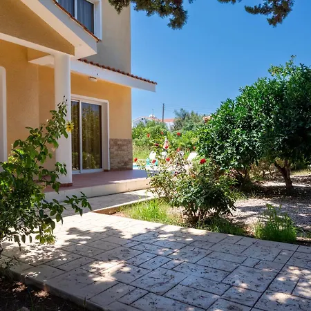 Katerina, Private Pool, Garden & 3 Ensuite Bedrooms * Peyia