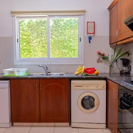 Katerina, Private Pool, Garden & 3 Ensuite Bedrooms * Peyia