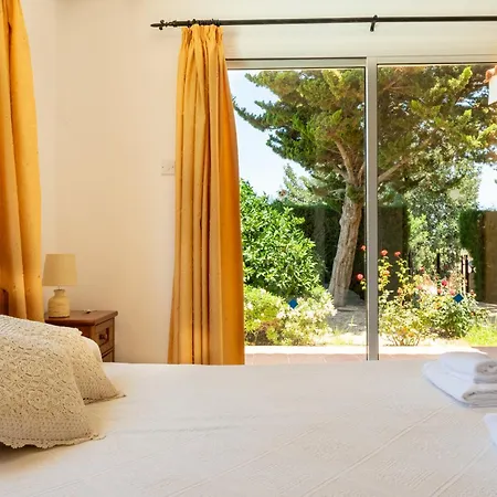 Katerina, Private Pool, Garden & 3 Ensuite Bedrooms Peyia