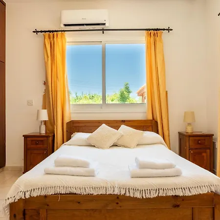 Katerina, Private Pool, Garden & 3 Ensuite Bedrooms * Peyia