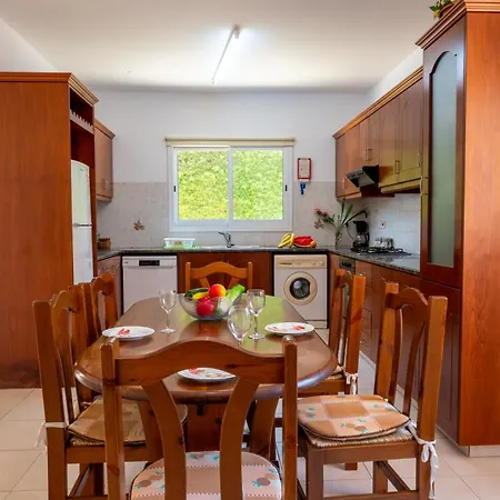 Katerina, Private Pool, Garden & 3 Ensuite Bedrooms Péjia