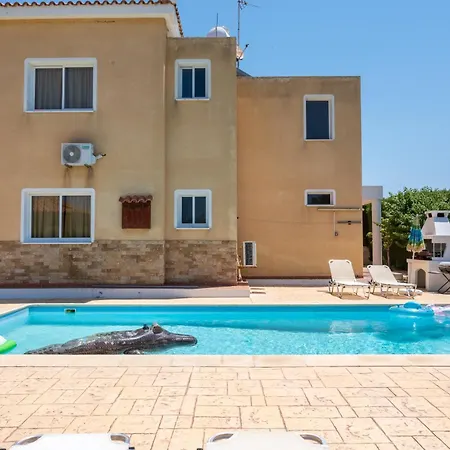 Villa Katerina, Private Pool, Garden & 3 Ensuite Bedrooms *