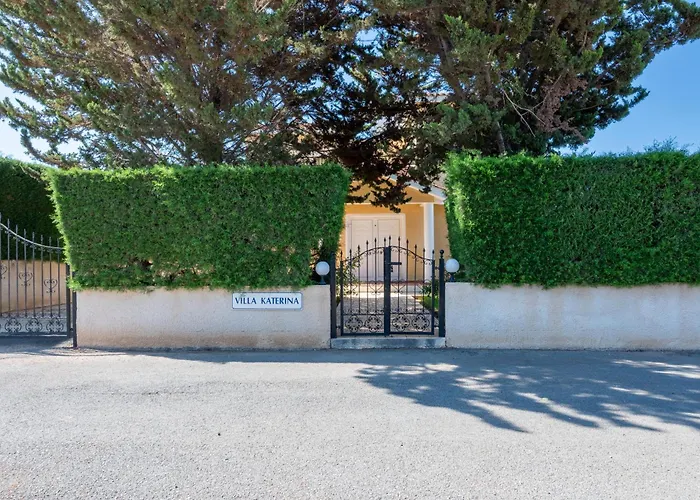 Katerina, Private Pool, Garden & 3 Ensuite Bedrooms * Pegeia