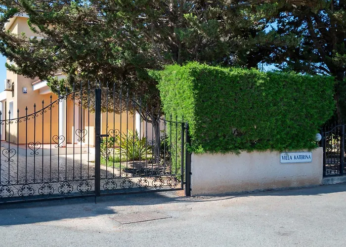 Vila Katerina, Private Pool, Garden & 3 Ensuite Bedrooms Pegeia