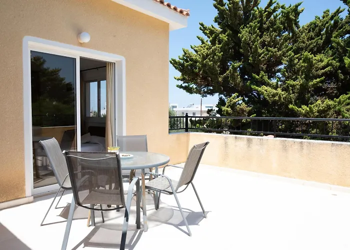 Katerina, Private Pool, Garden & 3 Ensuite Bedrooms *