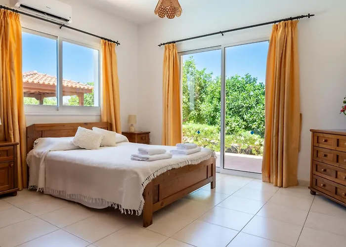 Vila Katerina, Private Pool, Garden & 3 Ensuite Bedrooms Pegeia