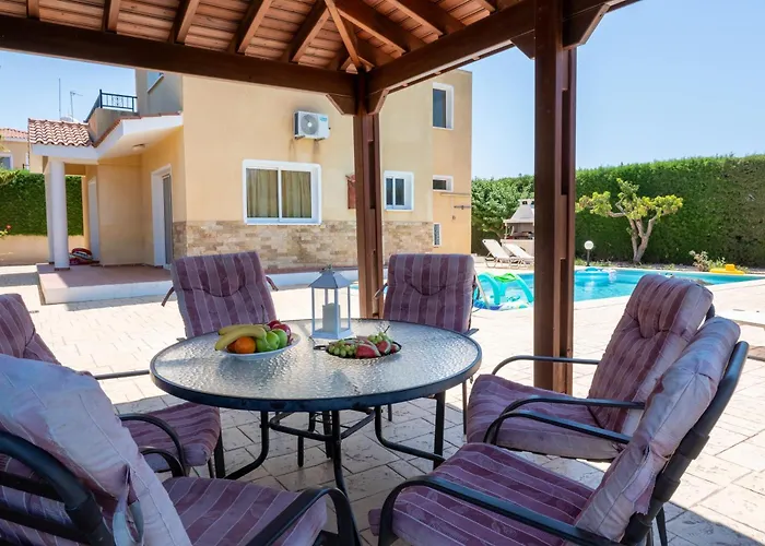 Katerina, Private Pool, Garden & 3 Ensuite Bedrooms Vila