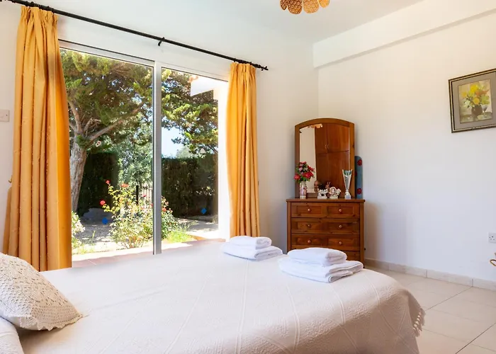 Vila Katerina, Private Pool, Garden & 3 Ensuite Bedrooms Pegeia