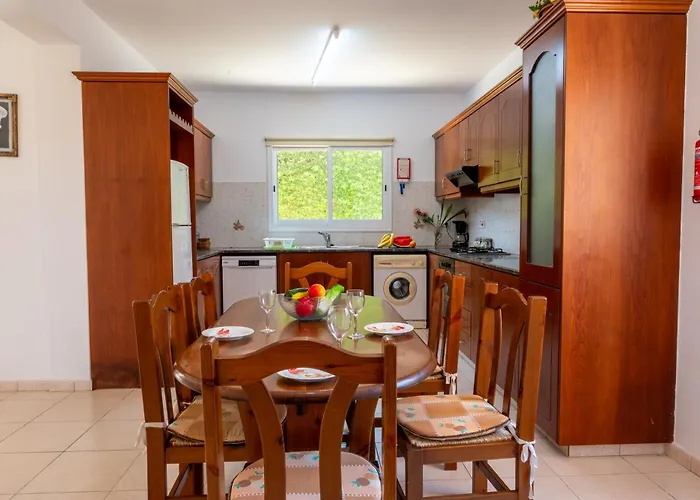 Katerina, Private Pool, Garden & 3 Ensuite Bedrooms Pegeia