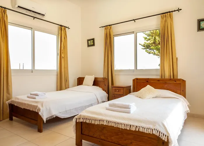 Katerina, Private Pool, Garden & 3 Ensuite Bedrooms Vila