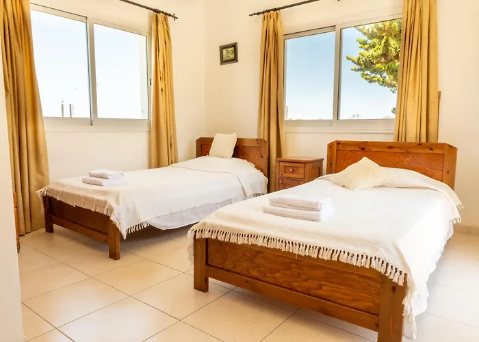 Vila Katerina, Private Pool, Garden & 3 Ensuite Bedrooms Pegeia