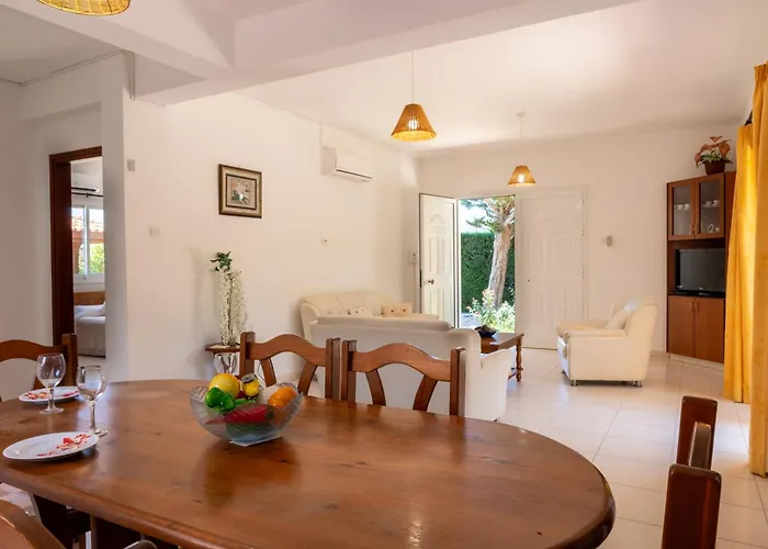 Katerina, Private Pool, Garden & 3 Ensuite Bedrooms