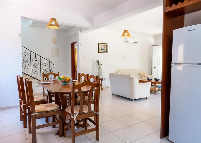 Katerina, Private Pool, Garden & 3 Ensuite Bedrooms Vila Pegeia